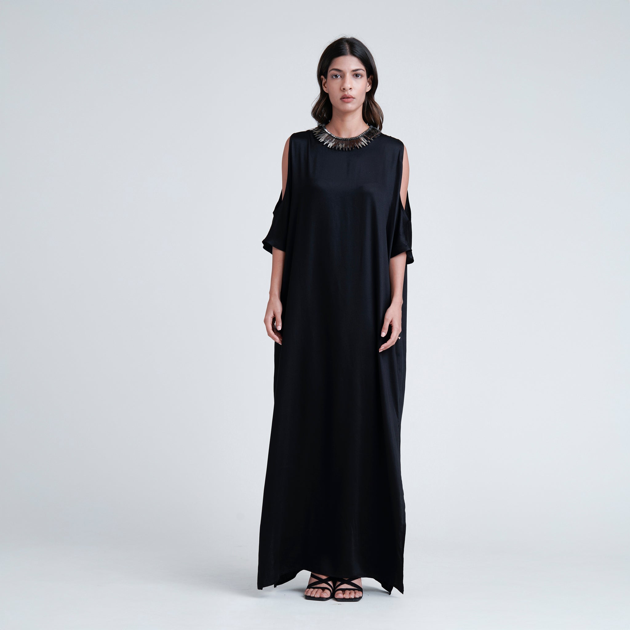 punto-cold-shoulder-black-kaftan-1.jpg